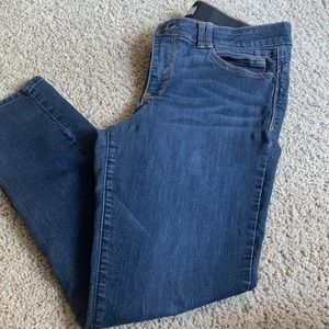 Jeans with elastic band in waist to fit your curves!
